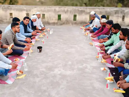 घोसी नगर पंचायत EO ने इफ्तार पार्टी आयोजित की:कर्मचारियों, रोजेदारों ने मिलकर खोला रोज़ा,