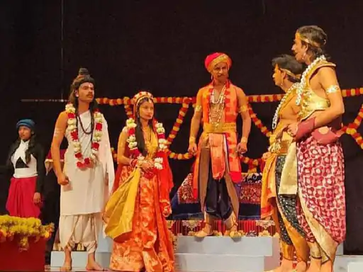 थिएटर ने MP में बिखेरा जलवा:नाटक ‘महारथी’ के शानदार मंचन से जीता दिल, कर्ण की कहानी से भावुक हुए दर्शक