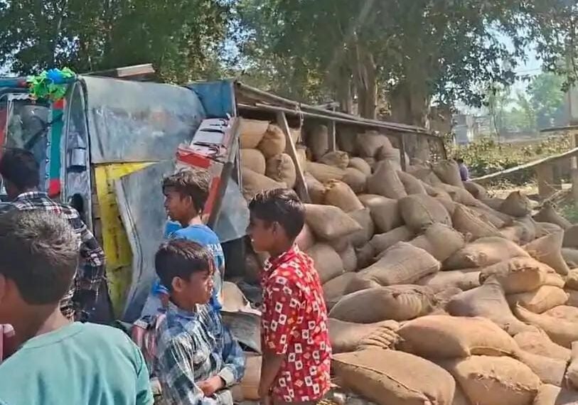 जयसिंहपुर में अनियंत्रित ट्रक पलटा,…