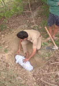 मानवीय मिसाल: पुलिस और ग्रामीणों ने पूरे विधि-विधान&hellip;