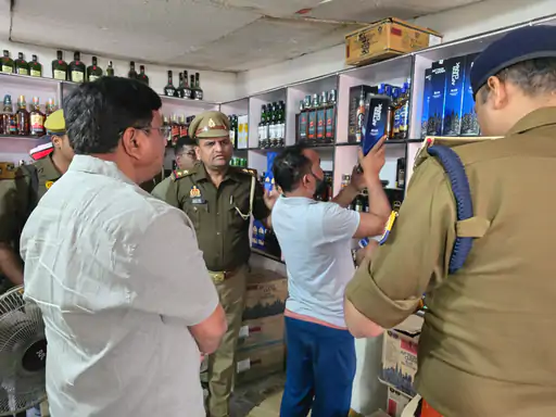 मऊ में आबकारी दुकानों पर&hellip;