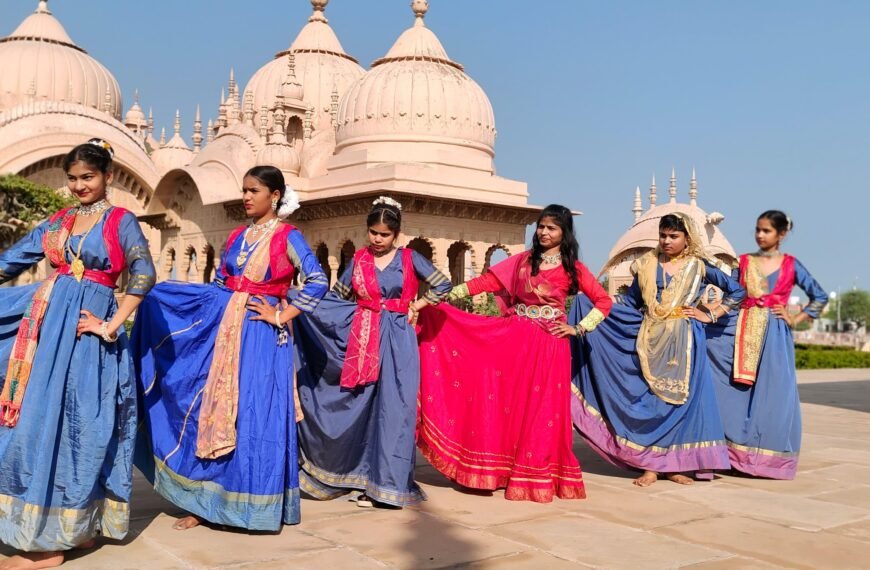 ’156 दिनों में हजारों कलाकारों को मिला मंच, सुर साधना से चमकी यूपी की लोक कला’