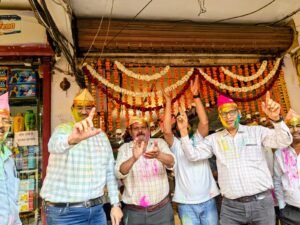 लखनऊ व्यापार मंडल ने रंगबिरंगे गुलाल से खेली&hellip;