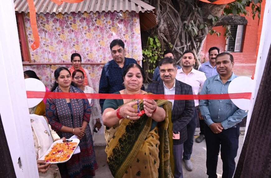 महिला विश्राम कक्ष का उद्घाटन करती हुई श्रीमती स्नेहलता दुबे साथ में मुख्य कारखाना प्रबन्धक डॉ. सुनील कुमार शर्मा।