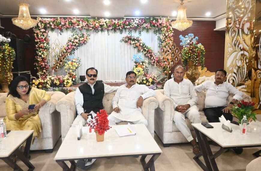 बैठक में व्यापारी और उद्यमी बोले कुर्सी रोड से पहले हटाये अतिक्रमण