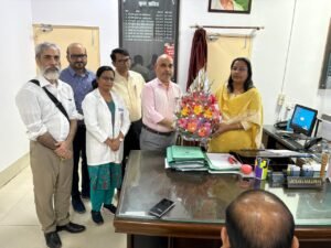 केजीएमयू कुलसचिव से मिला फिजियोथेरेपिस्टों का एक दल