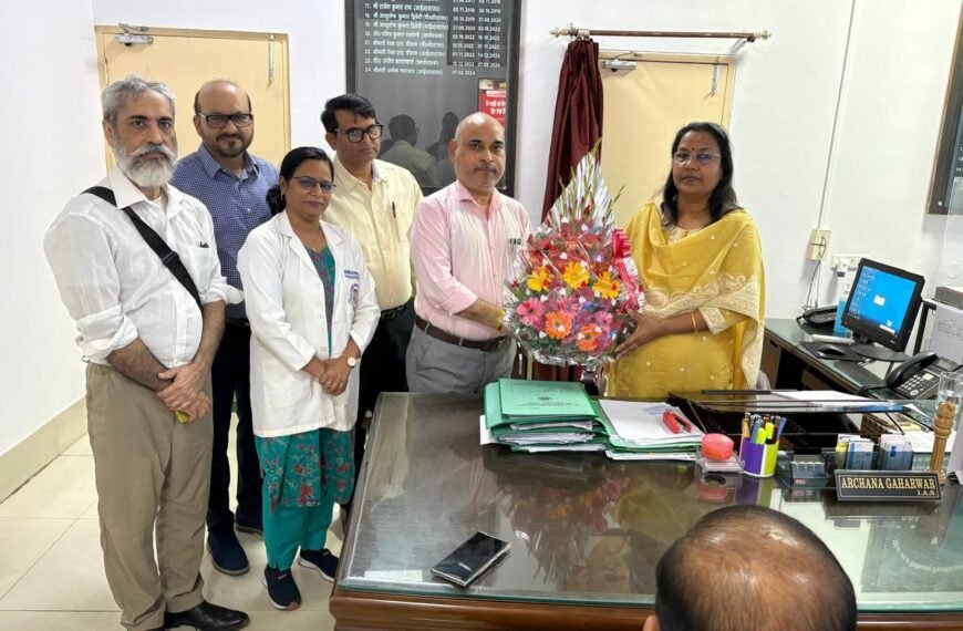 केजीएमयू कुलसचिव से मिला फिजियोथेरेपिस्टों का एक दल