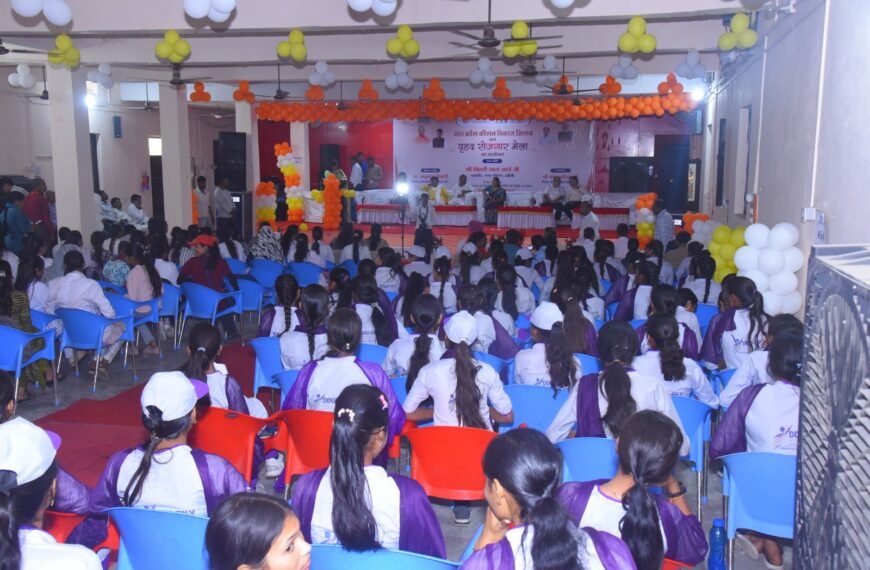 झांसी रोजगार मेले में 2719 युवाओं को मिला रोजगार, 84 कंपनियों ने दिए अवसर