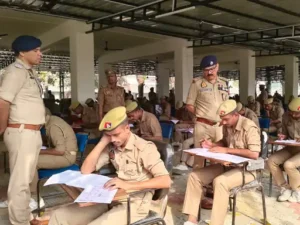 बलिया पुलिस लाइन में आरटीसी प्रशिक्षुओं की परीक्षा:एसपी&hellip;