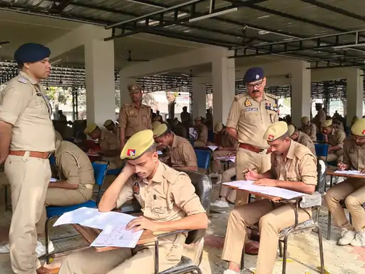 बलिया पुलिस लाइन में आरटीसी प्रशिक्षुओं की परीक्षा:एसपी ओमवीर सिंह