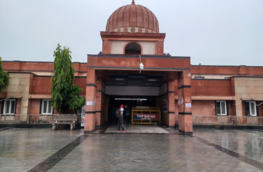 पुनर्विकसित हो रहे बलिया रेलवे स्टेशन के प्रथम प्रवेश द्वार का स्टेशन भवन।