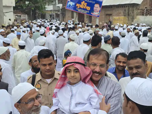 मऊ ईदगाह में ईद की नमाज:सुरक्षा के बीच अदा हुई,सांसद राजीव राय ने दी मुबारकबाद