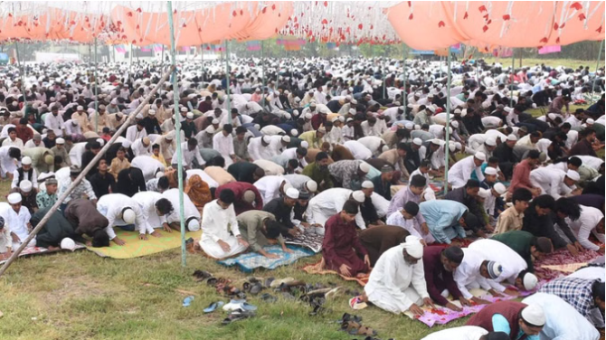 मऊ में अलविदा जुम्मा की नमाज शांतिपूर्ण संपन्न: पुलिस बल रहा तैनात