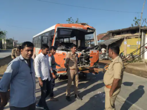 प्रयागराज-जौनपुर हाइवे पर खड़े ट्रक से टकराई रोडवेज&hellip;