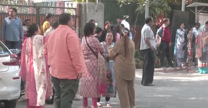 दिल्ली के 4 स्कूलों और&hellip;