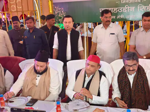 लखनऊ में इफ्तार के दौरान…