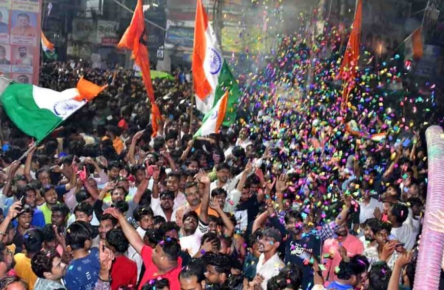 सड़कों पर एक साथ झूमें…