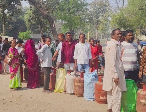 ROजे और व्रत के बीच बढ़ता जा रहा गैस संकट, परेशान हैं लोग 