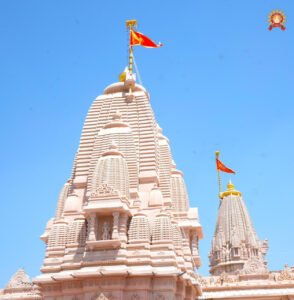 हनुमान मंदिर के शिखर पर लहराया भगवा ध्वज