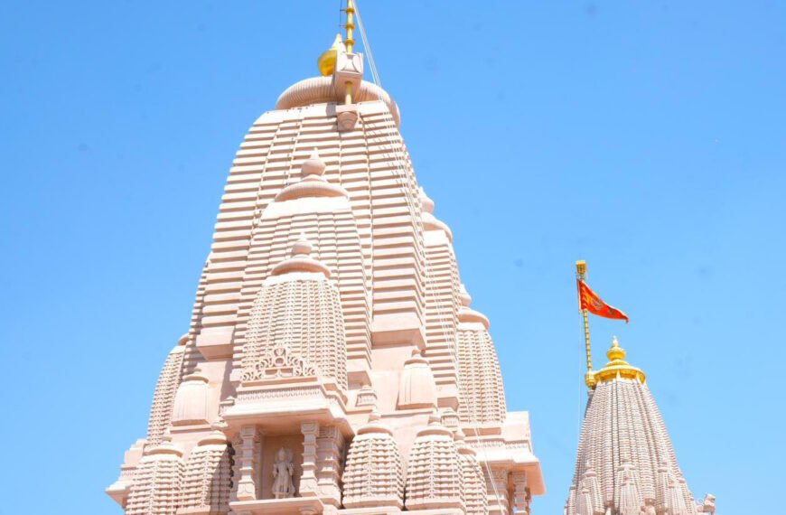 हनुमान मंदिर के शिखर पर…