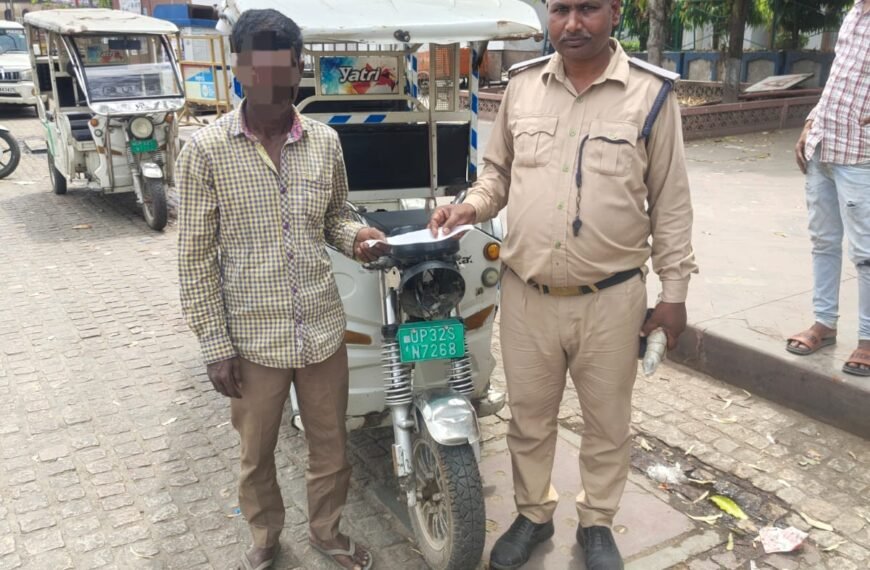 लखनऊ: रूमी गेट चौराहे पर&hellip;