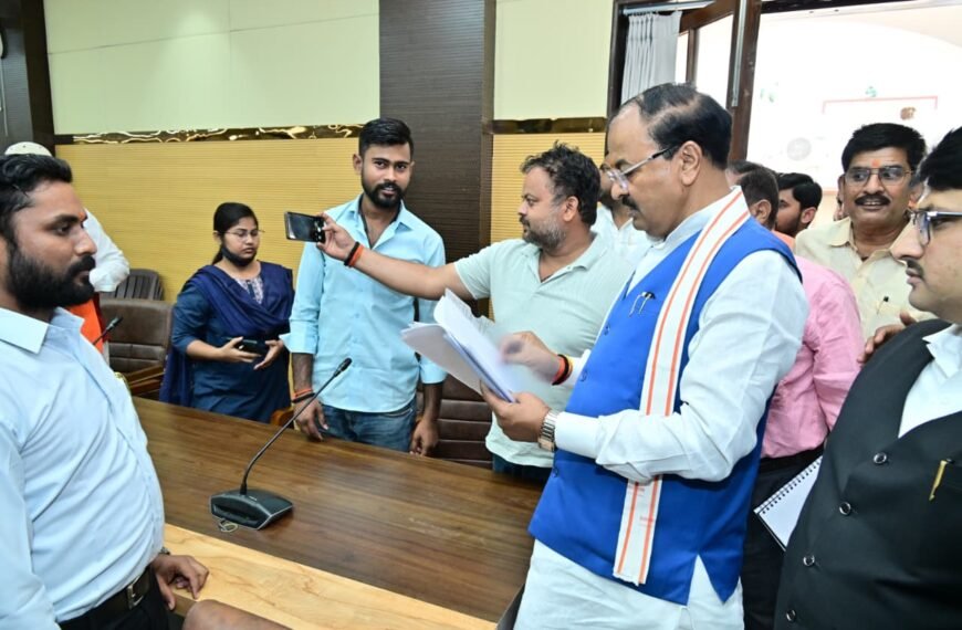 जनता की समस्याओं के समाधान में लापरवाही अक्षम्य, अधिकारी संवेदनशीलता के साथ करें निस्तारण: केशव प्रसाद मौर्य