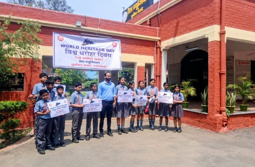 धरोहर दिवस के अवसर पर रेल म्यूजियम,गोरखपुर मेंआयोजित चित्रकला प्रतियोगिता में प्रतिभाग करते हुये बच्चे।