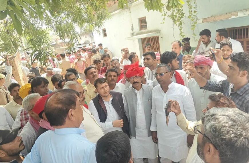 सपा प्रतिनिधिमंडल ने लक्ष्मीपुर का किया दौरा; पीड़ित परिवारों से मिलकर बंधाया ढांढस