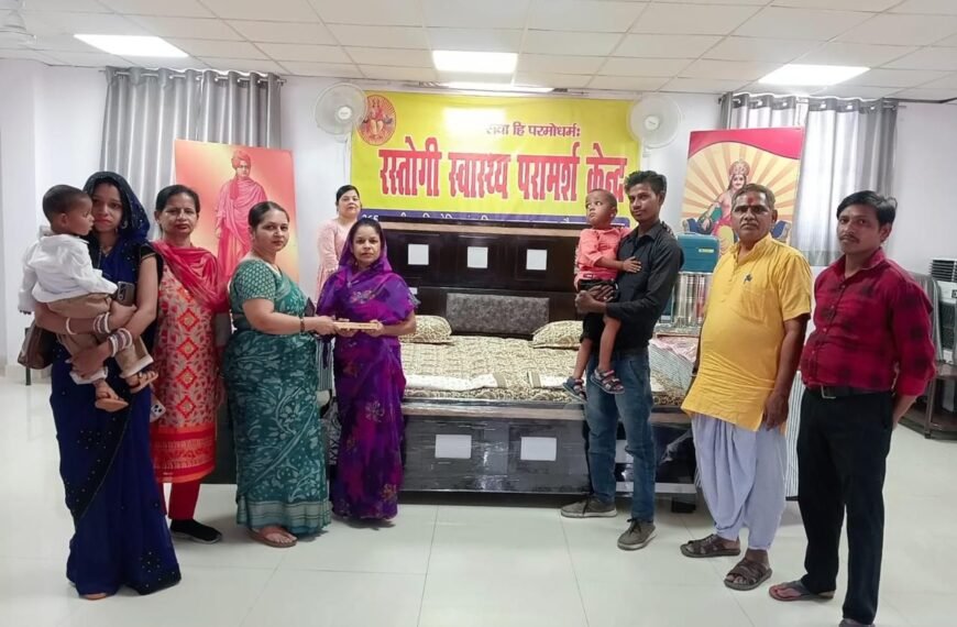 खालाबाजार में रस्तोगी स्वास्थ्य केन्द्र में संकल्प कराने के साथ परिजनों को दिया उपहार