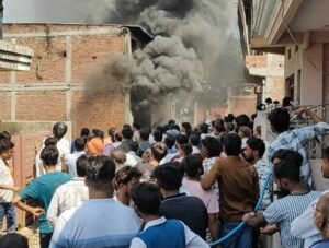 शॉर्ट सर्किट बना काल; हार्डवेयर गोदाम में लगी&hellip;