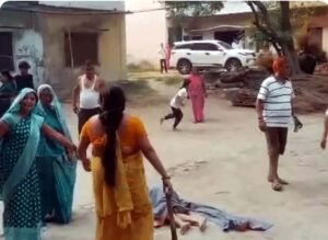 लाठी डण्डे से महिला को पीट ने का&hellip;