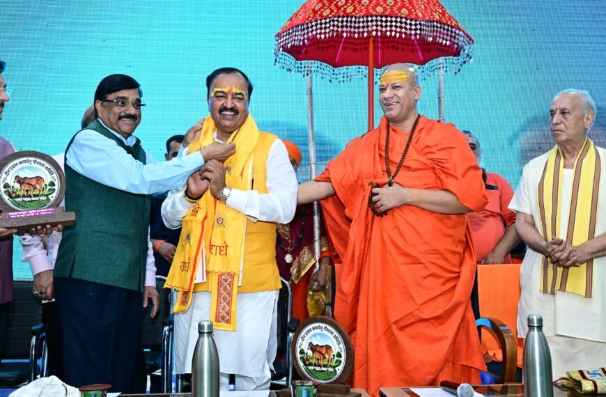 मथुरा गौ विज्ञान अनुसंधान केन्द्र के कार्यक्रम में पहुंचे कार्यकर्ताओं ने किया स्वागत
