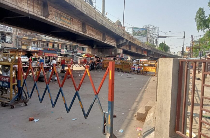 शहर के विभिन्न प्रमुख क्षेत्रों में वर्तमान समय में यातायात व्यवस्था गंभीर रूप से प्रभावित दिखाई