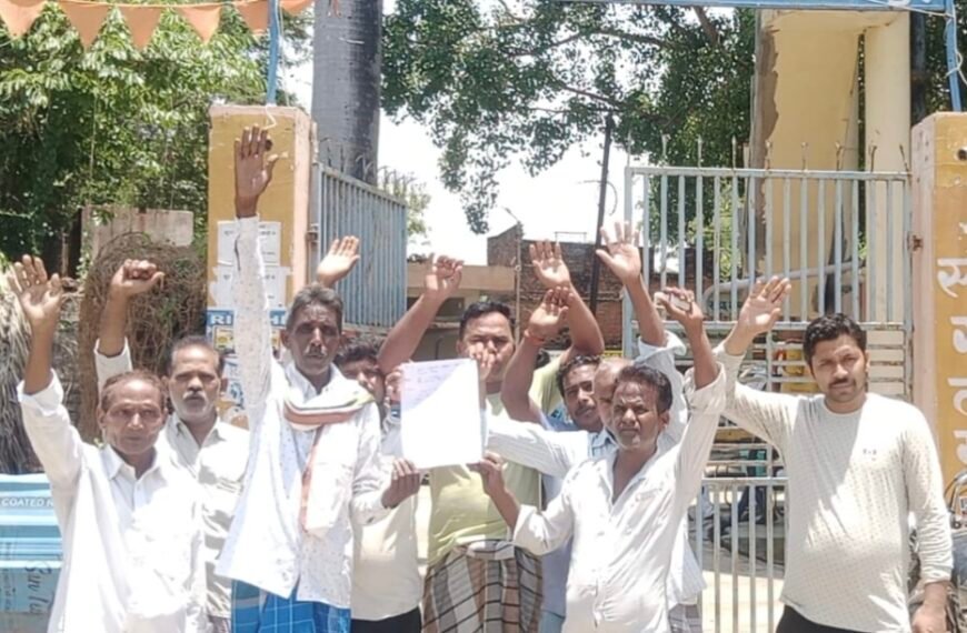 पेयजल की किल्लत को लेकर नगरवासियों ने नगर पंचायत कार्यालय पर किया प्रदर्शन।