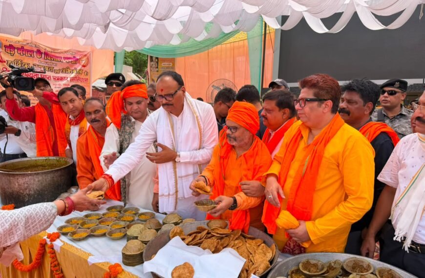 भंडारे का शुभारंभ गणमान्य अतिथियों की उपस्थिति में हुआ, श्रद्धालुओं ने प्रसाद ग्रहण किया