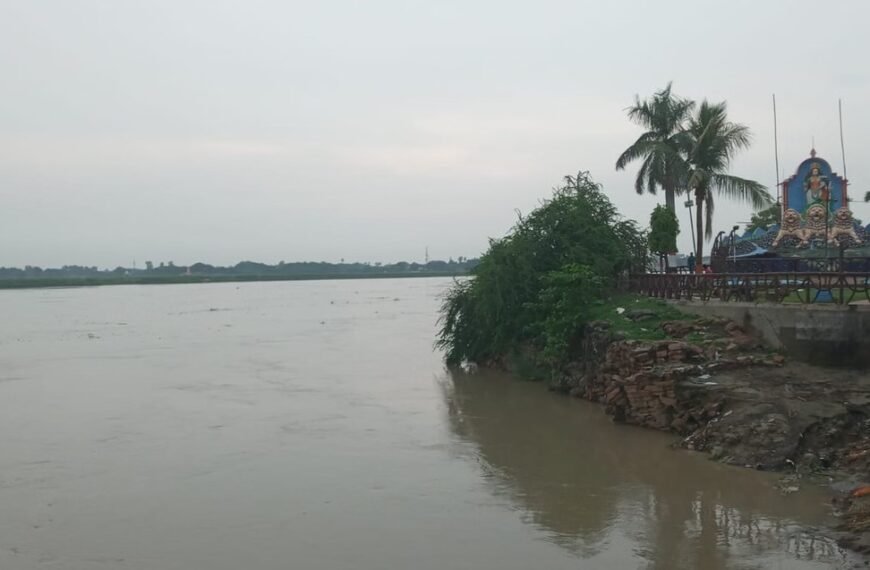 Mau News: सरयू नदी में जलस्तर बढ़ने से ऐतिहासिक धरोहरों पर मंडराने लगा खतरा