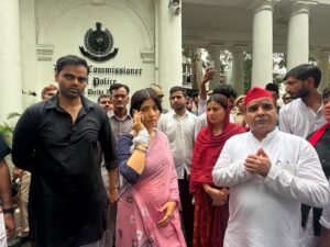 जंतर-मंतर पर छात्रों के समर्थन में पहुंचीं डिंपल&hellip;
