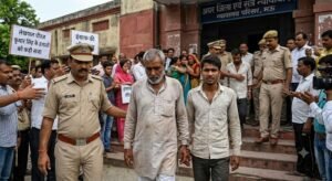 लेखपाल की हत्या में बाप-बेटे सहित चार को&hellip;