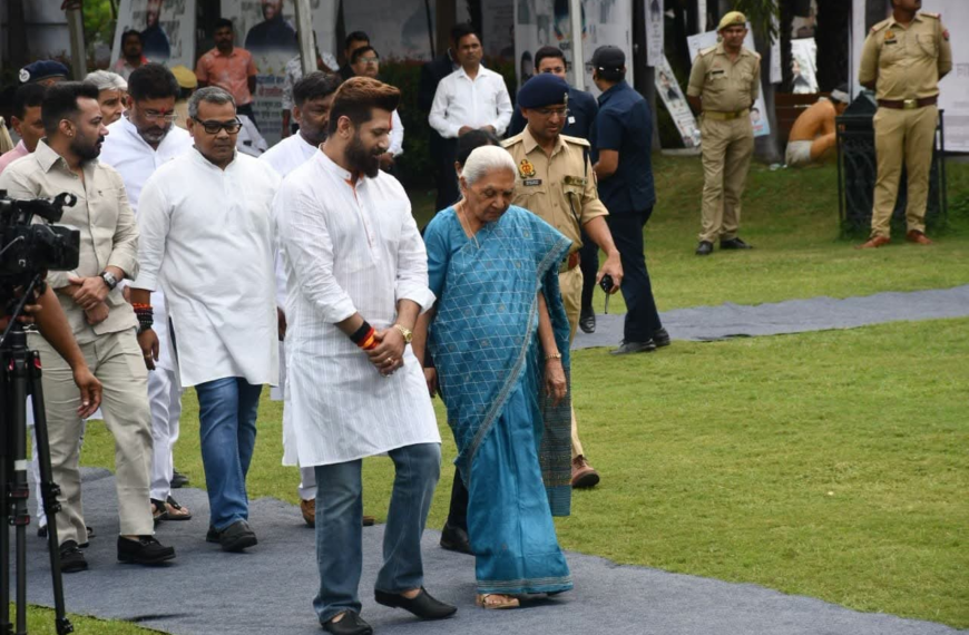 रामविलास पासवान की पुण्यतिथि पर दयाल बाग में श्रद्धांजलि सभा, राज्यपाल आनंदीबेन पटेल ने अर्पित किए श्रद्धासुमन
